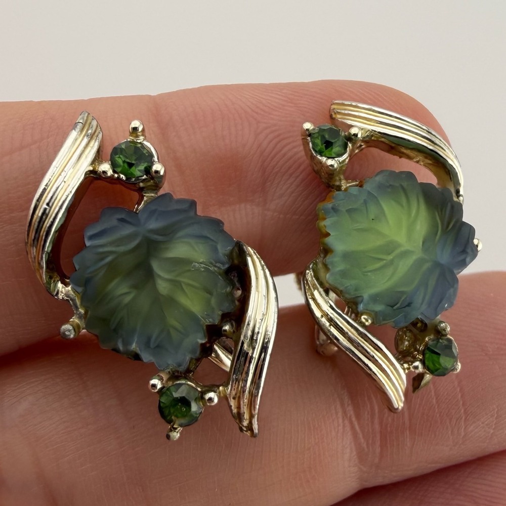 Coro Vintage Womens Screw Back Earrings Green Carved Glass Leaf Rhinestone Gold